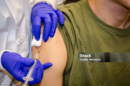 החל מבצע חיסונים רחב של הכוחות המתמרנים נגד הנגיף