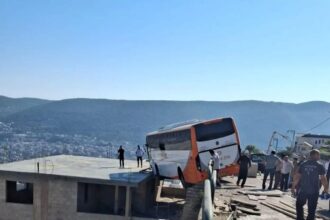 פקיעין: אוטובוס נוסעים החליק והתנגש במבנה מקומי