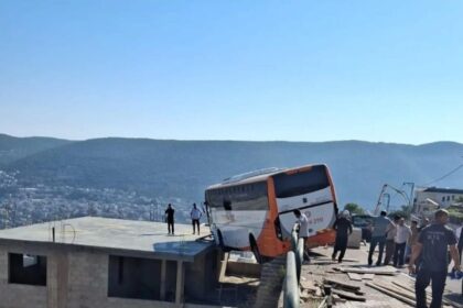 פקיעין: אוטובוס נוסעים החליק והתנגש במבנה מקומי