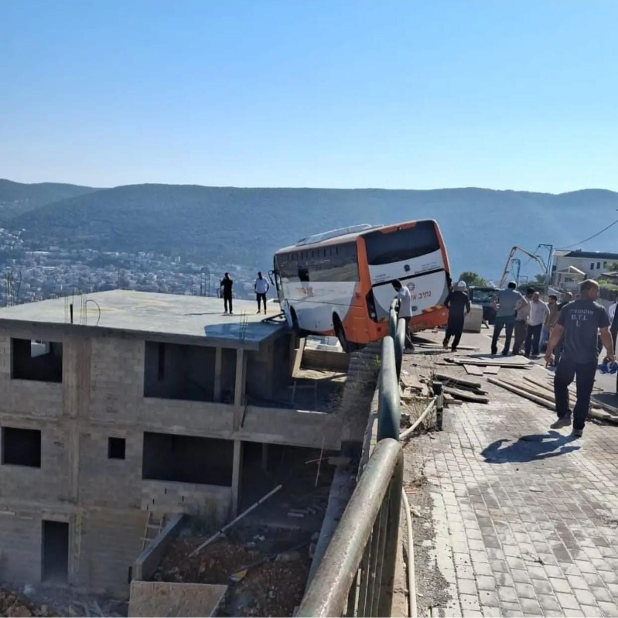 פקיעין: אוטובוס נוסעים החליק והתנגש במבנה מקומי