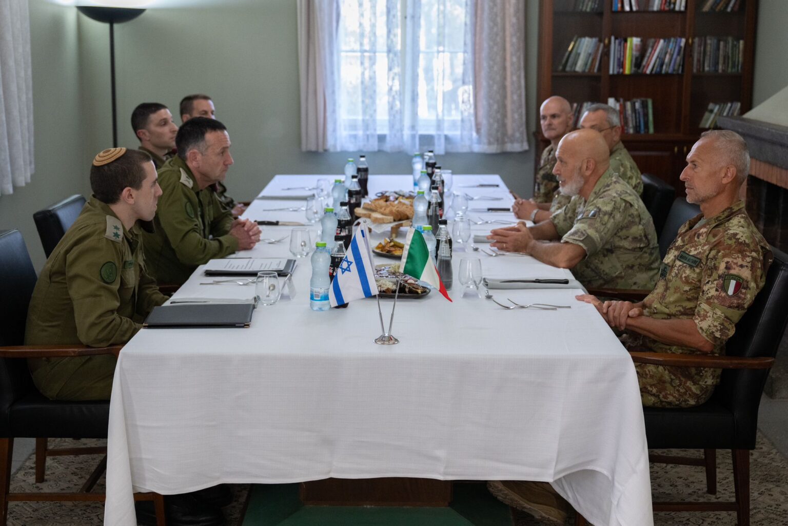 הרמטכ"ל האיטלקי אדמירל ג’וזפה קאבו דראגונה בביקור רשמי בישראל: דיונים עם רב-אלוף הרצי הלוי על אתגרים וביטחון במזרח התיכון